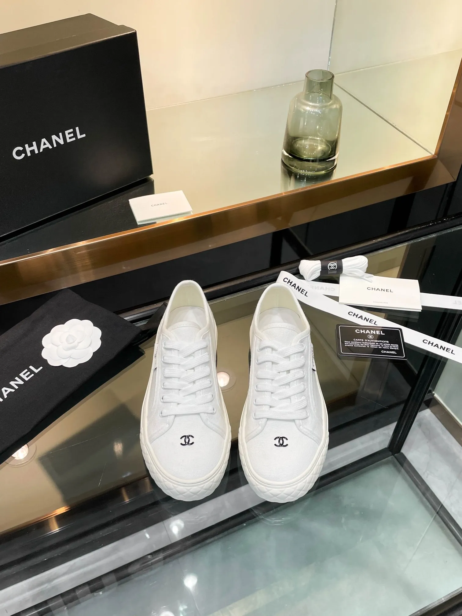 👟👟Ex-factory price 400👟👟 Chanel 2024SF Chanel The latest and currently super popular biscuit shoes, the Internet celebrity Xiaohongshu is crazy about it. It is on sale with a cute and cute style with a bit of retro flavor! The shape is special, very recognizable, slimming and long legs, absolutely powerful, very comfortable to wear, good-looking, comfortable, and height-increasing. I must recommend it to everyone. The main feature of this year's series, minimalist style, fabric: original customized canvas, feet: sheepskin. Number of yards: 35-39 (custom order of 40 pieces is non-refundable)
